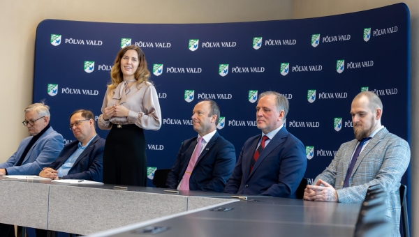 13. veebruaril kohtuti Põlva vallamaja saalis, et allkirjastada transpordiameti ja Põlva valla koostööleping, mille eesmärk on rajada piirkonda kauaoodatud kergtee. Projekti viib ellu transpordiamet riigiteede teehoiukava alusel. Töödega plaanitakse alustada juba sel aastal. Pildil vasakult: volikogu aseesimees Tarmo Tamm, transpordiameti teehoiuteenistuse lõuna osakonna juhataja Janar Taal, Põlva vallavanem Maris Neeno, taristuminister Kuldar Leis, vallavolikogu esimees Indrek Käo, abivallavanem Rene Kintsiraud. FOTOD: Aigar Nagel